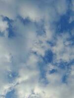 el blanco nubes en el azul cielo son Perfecto para el antecedentes. skyscape en lombok isla, Indonesia foto