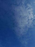 nubes blancas en el cielo azul. hermoso fondo azul brillante. nubosidad ligera, buen tiempo. nubes rizadas en un día soleado. foto