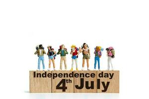 miniatura gente, grupo de personas celebrando el cuarto de julio , independencia día, unido estados foto