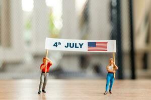 americanos levantamiento banderas en celebracion de el cuarto de julio y independencia día foto
