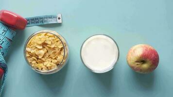 cereal, leche, manzana y pesa en mesa video