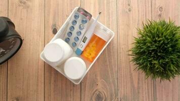 medizinisch Pille Container, Blase Pack und Thermometer im ein Container video