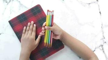 niño niña sosteniendo muchos lápices de colores video