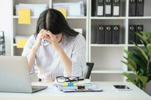 concepto agotamiento síndrome. asiático negocio mujer siente incómodo laboral. cuales es causado por estrés, acumulado desde fracasado trabajo y Menos descansando cuerpo. consultar un especialista psiquiatra. foto