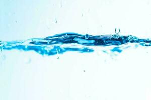 antecedentes imagen de Moviente agua en olas aislado en blanco fondo, claro agua, agua burbujas,macro foto