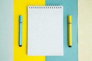 colegio suministros. amarillo y azul colores. vacío cuaderno. plano laico composición. espacio para texto. foto