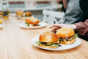 hamburguesas con carne de vaca y vegetales. cerca arriba. delicioso hamburguesas en un Cocinando clase. hamburguesa con arándano salsa y hamburguesa con cebolla salsa. foto