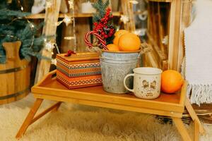 mandarinas, un regalo caja y Navidad decoraciones, piruletas en el mesa. el concepto de un nuevo años hogar decoración. foto