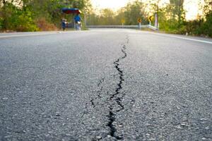 roto asfalto carreteras, causado por por debajo del estándar construcción, corrupción foto