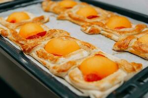 preparando un postre a un Cocinando Maestro clase. cestas con duraznos y fresas, hogar cocinando. de cerca. pasteles, pasteles con duraznos desde soplo Pastelería. foto