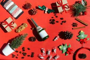 Navidad antecedentes con Navidad regalos y caramelo bastones en rojo. plano poner. foto