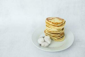 hecho en casa panqueques en kéfir en un blanco lámina. Cocinando a hogar, casero alimento. espacio para texto. foto