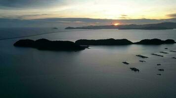 antenne visie pulau een man en pulau gedung, penang in zonsondergang tijd video