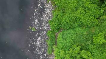 aéreo parte superior abajo ver contaminación a oscuro río en Malasia video