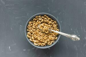 delicioso miel cheerios cereal en cuenco con Leche y cuchara, Copiar espacio foto