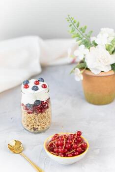 tostado muesli, yogur y bayas en vaso tarro foto