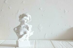 mármol cabeza de joven mujer, antiguo griego diosa busto aislado en blanco antecedentes con espacio para texto. foto