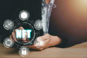 nft token digital crypto art concepto de tecnología blockchain, mano de persona usando un teléfono inteligente con icono nft en pantalla virtual. foto