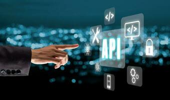 api - interfaz de programación de aplicaciones, el hombre presiona el botón en la interfaz de pantalla táctil y selecciona el icono api, herramienta de desarrollo de software, tecnología moderna, internet y concepto de red. foto