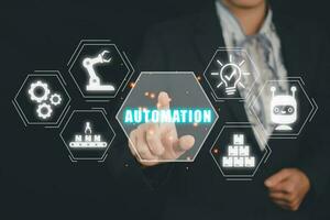 automatización negocio tecnología concepto, persona mano conmovedor automatización tecnología icono en vr pantalla, software desarrollo, negocio proceso y tecnología. foto