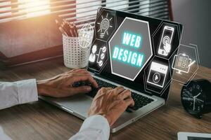 web diseño concepto, persona trabajando en ordenador portátil computadora con web diseño icono en virtual pantalla. foto