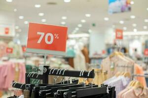 selectivo atención a rojo descuento tablero con 70 por ciento escribiendo. para descuento plantillas para De las mujeres y de los hombres ropa a el centro comercial. suave atención foto