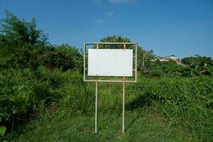 enfoque selectivo en señales de tráfico blancas realistas en dos postes metálicos. signo vacío de carretera de tráfico en blanco rectangular. maqueta de plantilla para su diseño. foto