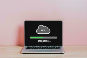 subir datos concepto, ordenador portátil computadora en oficina escritorio esperando para nube subiendo en digital tableta, datos información, tecnología red Internet concepto. foto
