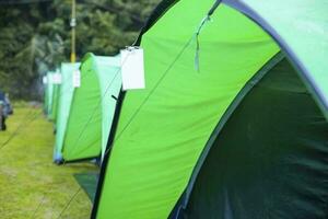 filas de carpas son construido para dormido cuando que lleva fuera Días festivos con familia. foto