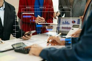 gerente de proyecto trabajando y actualizando tareas con hitos, planificación de progreso y diagrama de programación de diagrama de Gantt. Tranvía comercial trabajando en la oficina foto