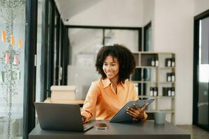 negocio mujer utilizando tableta y ordenador portátil para haciendo matemáticas Finanzas en un oficina escritorio, impuesto, informe, contabilidad, Estadísticas, y analítico investigación concepto en oficina foto