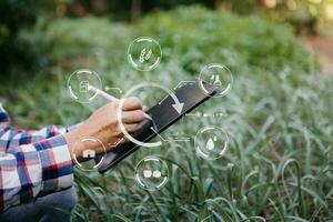 mujer da lechuga de jardinería en la granja con proceso de crecimiento y fórmula química sobre fondo verde. con icono de realidad virtual foto