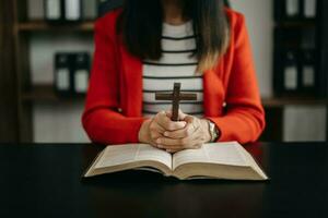 mujer Orando en santo Biblia en el mañana.mujer mano con Biblia Orando. cristiano vida crisis oración a dios. foto