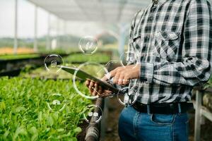 agricultor inteligente que utiliza la aplicación por conceptos de tableta tecnología agrícola moderna e icono visual. agricultura inteligente foto