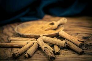 dried cinnamon sticks and powder photo