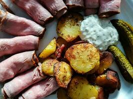 Roastbeef with fried potatoes an Remoulade sauce photo