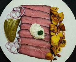 Roastbeef with fried potatoes an Remoulade sauce photo