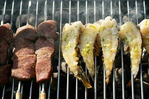 carbón A la parrilla pescado y otro Mariscos foto