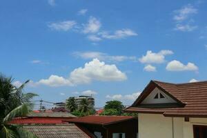 el techo de el casa con azul cielo y blanco nube antecedentes foto