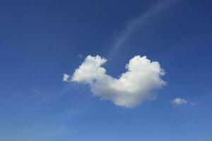 hermosas nubes blancas con fondo de cielo azul. foto