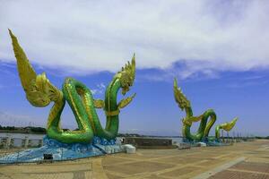 naga estatua en el parque a lo largo mekong orilla en nong khai, tailandia foto