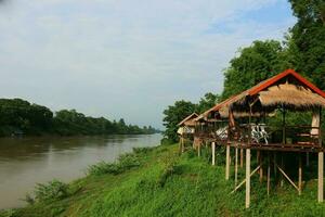 bambú casa en el banco de el mekong río en Laos foto