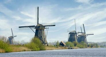 Países Bajos vistoso país de molinos de viento y tulipanes flores foto