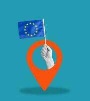 Arte collage, collage de un mano participación el bandera de el europeo Unión, navegación icono en un azul antecedentes. foto