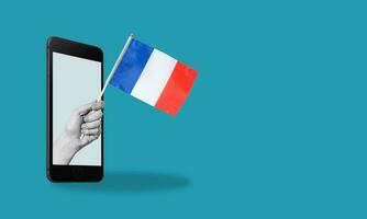 Arte collage, un mujer mano viene fuera de un teléfono con un francés bandera, en un azul fondo, espacio para texto. foto
