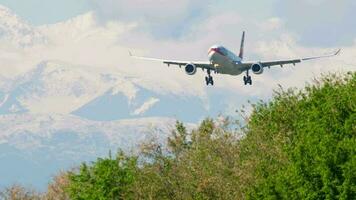 Almaty, Kazakistan Maggio 5, 2019 - hong kong le compagnie aeree carico airbus a330 B lnz si avvicina contro il montagne prima approdo, almaty internazionale aeroporto, Kazakistan video