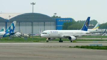 Almaty, Kazakistan Maggio 4, 2019 - aria astana boeing 757 p4 gas rullaggio prima partenza. almaty internazionale aeroporto, Kazakistan video