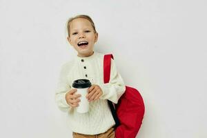 bonito joven niña colegio rojo mochila posando estilo de vida inalterado foto