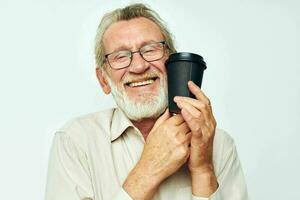 antiguo hombre en un camisa y lentes un negro vaso ligero antecedentes foto