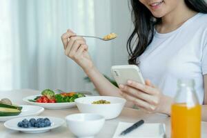 dieta, haciendo dieta hermosa mujer comer limpiar comida para peso pérdida, delgado, bueno salud. hembra disfrutar con nutrición, bajo caloría, orgánico vegetal. nutricionista sano alimento. ceto, vegetariano, bajo grasa foto